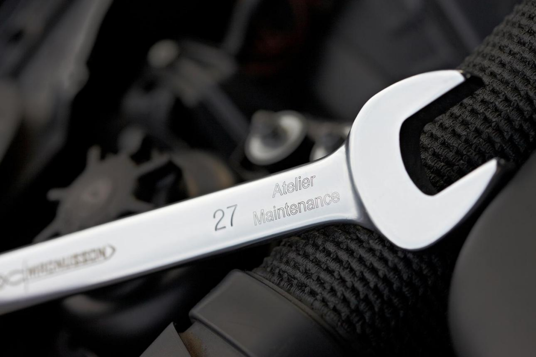 Marking on the surface of a hand wrench