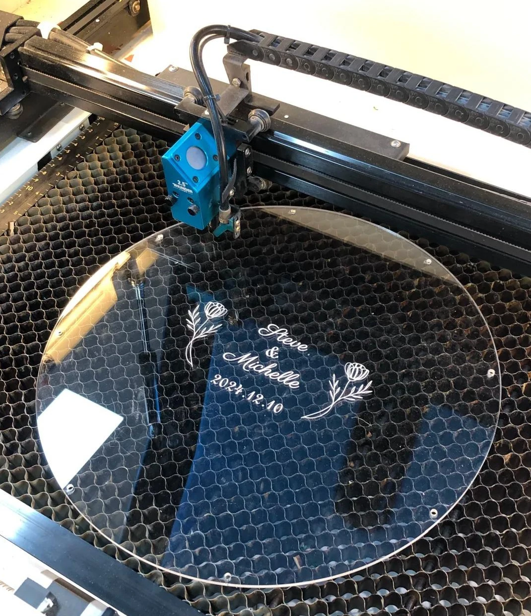 A Complete Guide to Laser Engraving and Cutting Acrylic: Equipment Selection, Processing Techniques, and Application Analysis